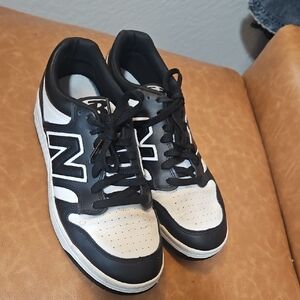 New Balance Men's Black and White Athletic Sneakers